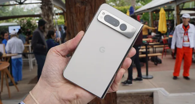 Google Pixel Fold 2’nin Sızan İlk Görseli, Ek Kamera ve Yenilenmiş Tasarımı Ortaya Koyuyor Google Pixel Fold 2’nin Sızan İlk Görseli, Ek Kamera ve Yenilenmiş Tasarımı Ortaya Koyuyor
